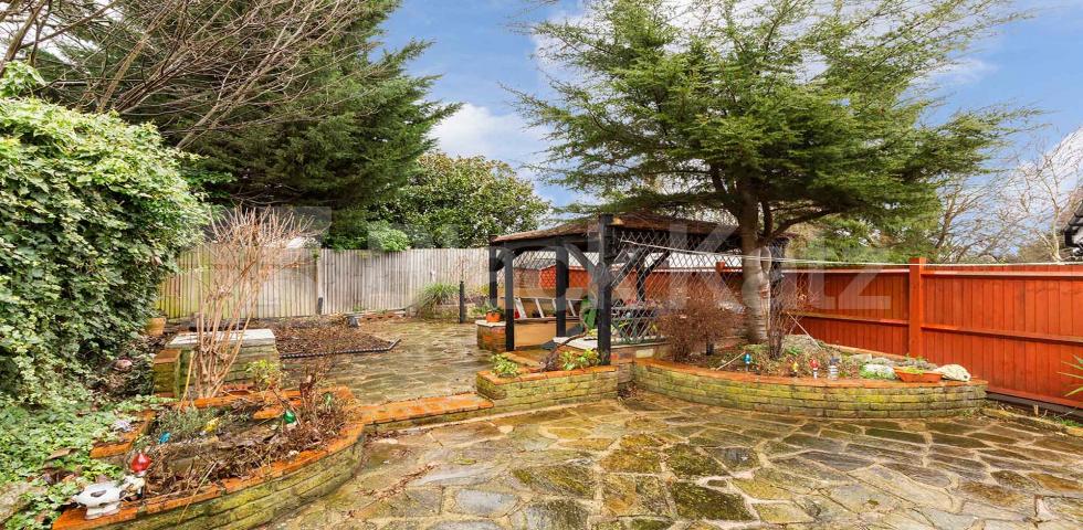 			SPACIOUS FAMILY HOME!, 3 Bedroom, 2 bath, 2 reception House			 Summers Lane, FINCHLEY